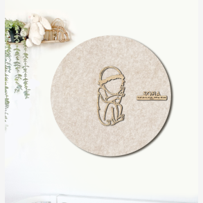 CUDDLE med blomsterkrans - �60cm F�dselstavle i tr� og akustikfilt