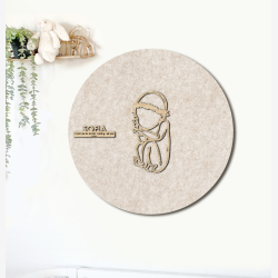 CUDDLE med blomsterkrans - �60cm F�dselstavle i tr� og akustikfilt