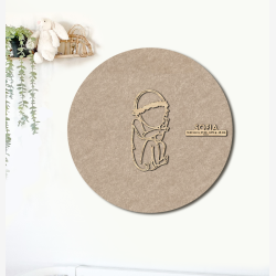 CUDDLE med blomsterkrans - �60cm F�dselstavle i tr� og akustikfilt