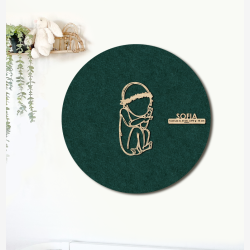 CUDDLE med blomsterkrans - �60cm F�dselstavle i tr� og akustikfilt