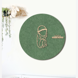 CUDDLE med blomsterkrans - �60cm F�dselstavle i tr� og akustikfilt