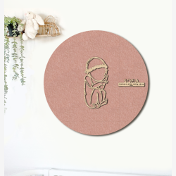 CUDDLE med blomsterkrans - �60cm F�dselstavle i tr� og akustikfilt