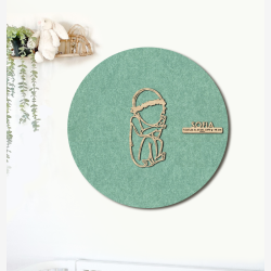 CUDDLE med blomsterkrans - �60cm F�dselstavle i tr� og akustikfilt