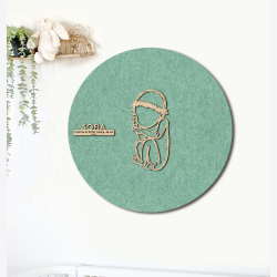 CUDDLE med blomsterkrans - �60cm F�dselstavle i tr� og akustikfilt