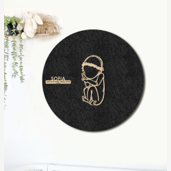 CUDDLE med blomsterkrans - �60cm F�dselstavle i tr� og akustikfilt