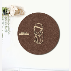 CUDDLE med blomsterkrans - �60cm F�dselstavle i tr� og akustikfilt