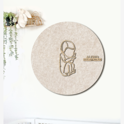 CUDDLE med hue - �60cm F�dselstavle i tr� og akustikfilt