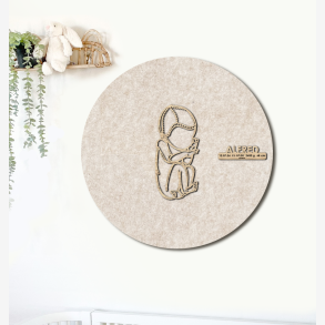 CUDDLE med hue - �60cm F�dselstavle i tr� og akustikfilt
