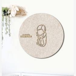 CUDDLE med hue - �60cm F�dselstavle i tr� og akustikfilt