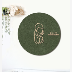 CUDDLE med hue - �60cm F�dselstavle i tr� og akustikfilt