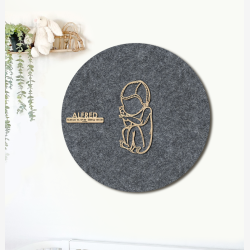 CUDDLE med hue - �60cm F�dselstavle i tr� og akustikfilt