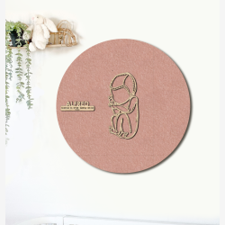 CUDDLE med hue - �60cm F�dselstavle i tr� og akustikfilt