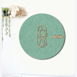 CUDDLE med hue - �60cm F�dselstavle i tr� og akustikfilt