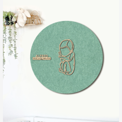 CUDDLE med hue - �60cm F�dselstavle i tr� og akustikfilt
