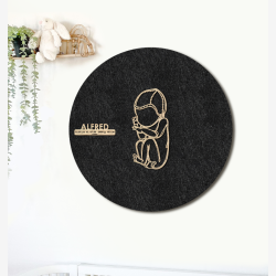 CUDDLE med hue - �60cm F�dselstavle i tr� og akustikfilt