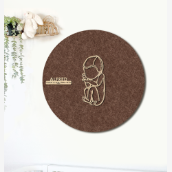CUDDLE med hue - �60cm F�dselstavle i tr� og akustikfilt