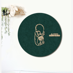 CUDDLE med sprutte  - �60cm F�dselstavle i tr� og akustikfilt