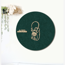 CUDDLE med sprutte  - �60cm F�dselstavle i tr� og akustikfilt