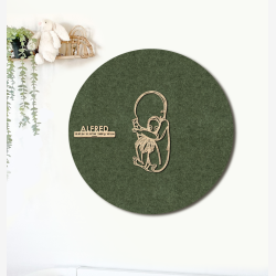 CUDDLE med sprutte  - �60cm F�dselstavle i tr� og akustikfilt