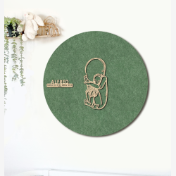 CUDDLE med sprutte  - �60cm F�dselstavle i tr� og akustikfilt