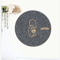 CUDDLE med sprutte  - �60cm F�dselstavle i tr� og akustikfilt