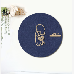 CUDDLE med sprutte  - �60cm F�dselstavle i tr� og akustikfilt