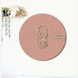 CUDDLE med sprutte  - �60cm F�dselstavle i tr� og akustikfilt