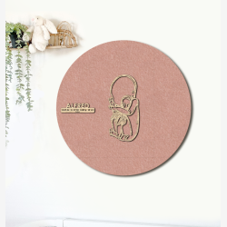 CUDDLE med sprutte  - �60cm F�dselstavle i tr� og akustikfilt