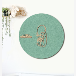 CUDDLE med sprutte  - �60cm F�dselstavle i tr� og akustikfilt