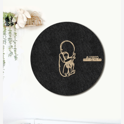CUDDLE med sprutte  - �60cm F�dselstavle i tr� og akustikfilt