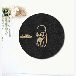 CUDDLE med sprutte  - �60cm F�dselstavle i tr� og akustikfilt