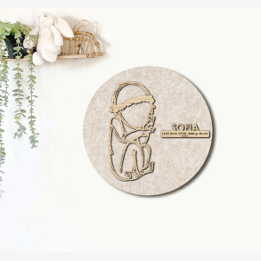 CUDDLE med blomsterkrans - �40cm F�dselstavle i tr� og akustikfilt
