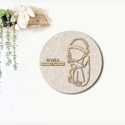 CUDDLE med blomsterkrans - �40cm F�dselstavle i tr� og akustikfilt