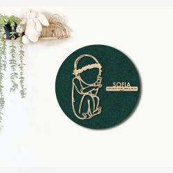 CUDDLE med blomsterkrans - �40cm F�dselstavle i tr� og akustikfilt