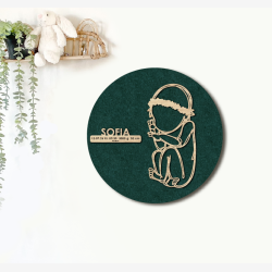 CUDDLE med blomsterkrans - �40cm F�dselstavle i tr� og akustikfilt