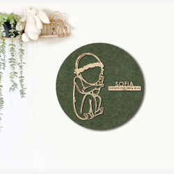 CUDDLE med blomsterkrans - �40cm F�dselstavle i tr� og akustikfilt