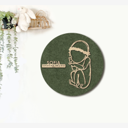 CUDDLE med blomsterkrans - �40cm F�dselstavle i tr� og akustikfilt