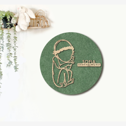 CUDDLE med blomsterkrans - �40cm F�dselstavle i tr� og akustikfilt