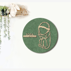 CUDDLE med blomsterkrans - �40cm F�dselstavle i tr� og akustikfilt