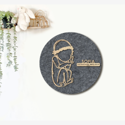 CUDDLE med blomsterkrans - �40cm F�dselstavle i tr� og akustikfilt
