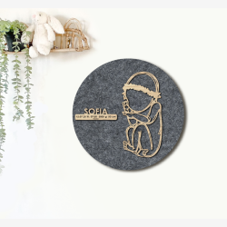 CUDDLE med blomsterkrans - �40cm F�dselstavle i tr� og akustikfilt