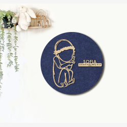 CUDDLE med blomsterkrans - �40cm F�dselstavle i tr� og akustikfilt