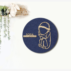 CUDDLE med blomsterkrans - �40cm F�dselstavle i tr� og akustikfilt