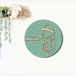 CUDDLE med blomsterkrans - �40cm F�dselstavle i tr� og akustikfilt