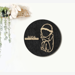 CUDDLE med blomsterkrans - �40cm F�dselstavle i tr� og akustikfilt