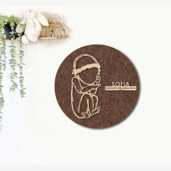 CUDDLE med blomsterkrans - �40cm F�dselstavle i tr� og akustikfilt