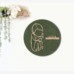 CUDDLE med hue - �40cm F�dselstavle i tr� og akustikfilt
