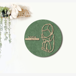 CUDDLE med hue - �40cm F�dselstavle i tr� og akustikfilt