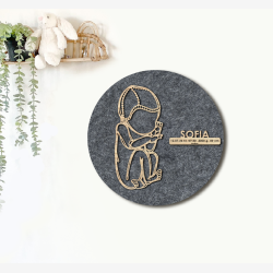 CUDDLE med hue - �40cm F�dselstavle i tr� og akustikfilt