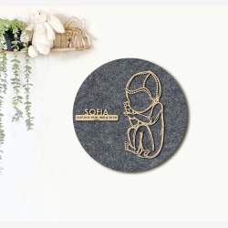 CUDDLE med hue - �40cm F�dselstavle i tr� og akustikfilt